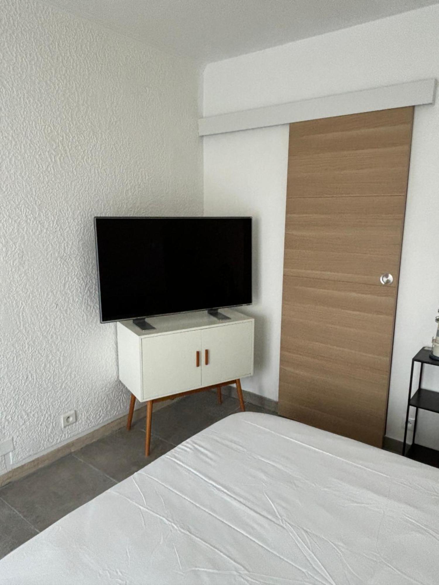 Studio Spacieux Avec Patio En Centre Ville كافالير سور مير المظهر الخارجي الصورة