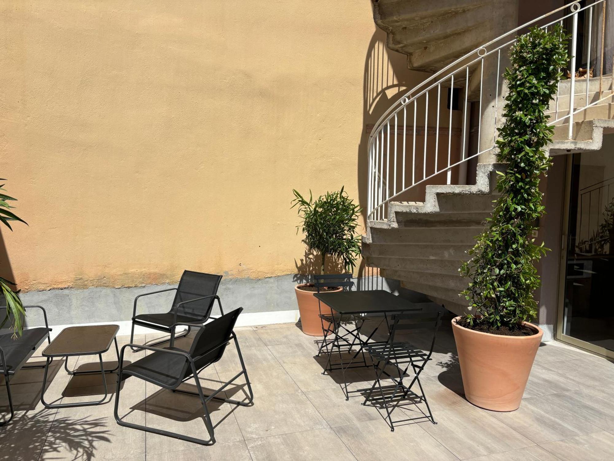 Studio Spacieux Avec Patio En Centre Ville كافالير سور مير المظهر الخارجي الصورة